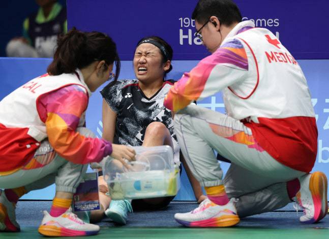 2023년 항저우아시안게임 당시 무릎 부상으로 치료를 받고 있는 안세영. 사진제공=대한배드민턴협회