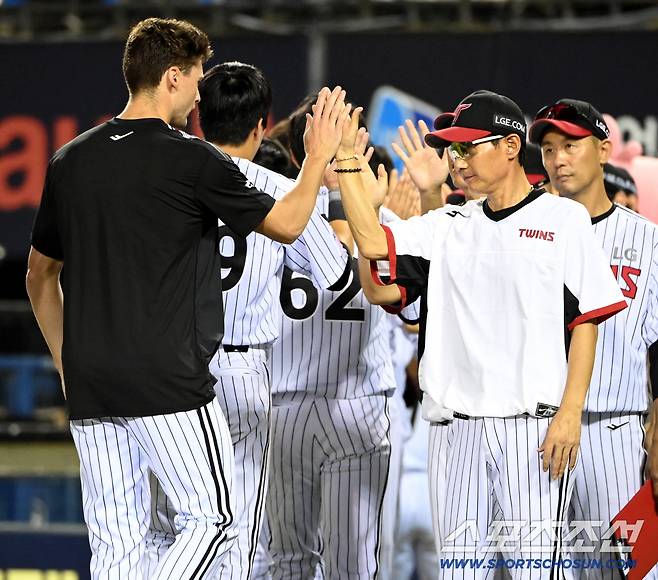 19일 잠실야구장에서 열린 롯데와 LG의 경기, LG가 5대2로 승리했다. 염경엽 감독이 톨허스트를 맞이하고 있다. 잠실=허상욱 기자wook@sportschosun.com/2025.08.19/