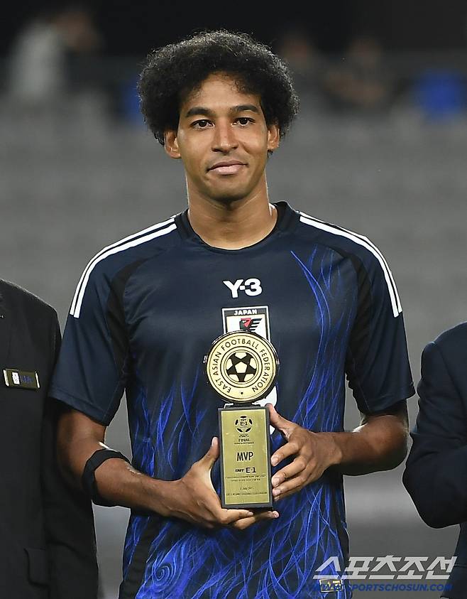 15일 오후 경기도 용인미르스타디움에서 열린 E-1 챔피언십(동아시안컵) 한국과 일본의 경기. 일본이 1대0으로 승리하며 우승을 차지했다. MVP를 수상한 료 저메인이 트로피를 들고 있다. 용인=정재근 기자 cjg@sportschosun.com/2025.7.15/