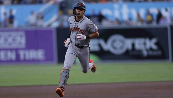 이정후가 1회초 시즌 7번째 홈런을 날린 뒤 힘차게 베이스를 돌고 있다. 사진=MLB.TV 캡처