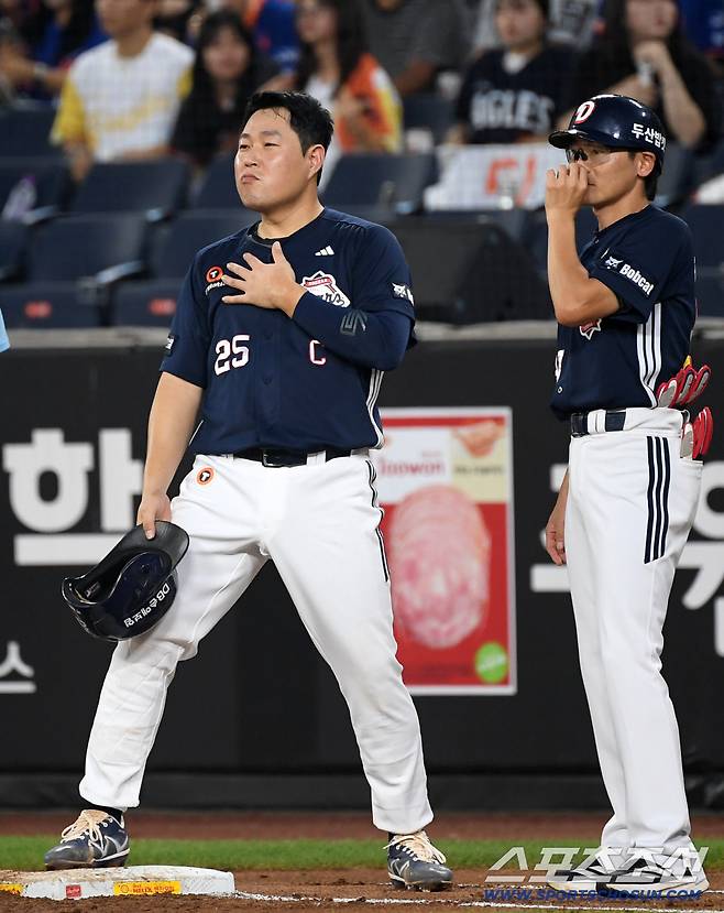 20일 대전 한화생명볼파크에서 열린 한화 이글스와 두산 베어스의 경기. 3회초 무사 1,2루 두산 안재석 직선타 때 1루로 급하게 귀루한 양의지가 유격수 하주석 수비를 칭찬하고 있다. 대전=박재만 기자 pjm@sportschosun.com/2025.08.20/