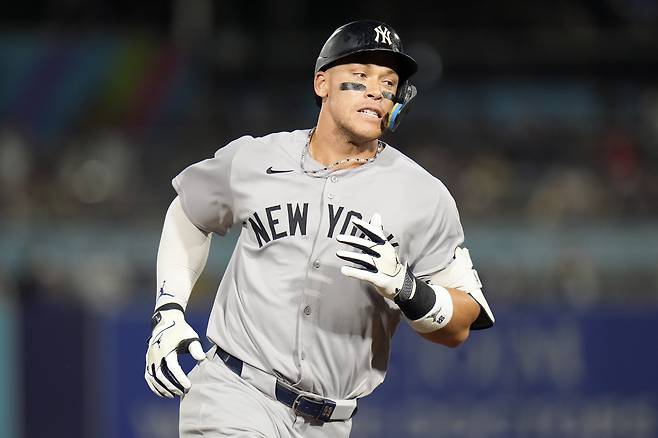 홈런을 친 뒤 베이스를 도는 애런 저지, AP연합뉴스