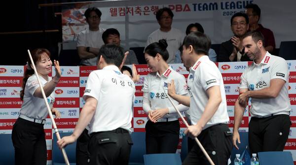 휴온스 승리 하이파이브. ⓒPBA