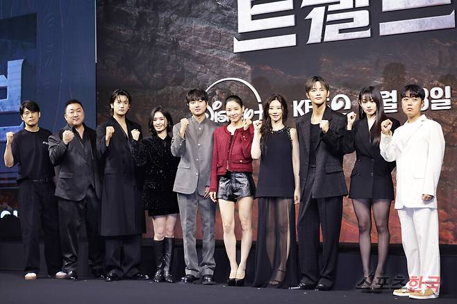 디즈니+·KBS 2TV 공동 편성작 '트웰브' 제작발표회에 참석한 강대규 감독, 마동석, 박형식, 레지나 레이, 성유빈, 안지혜, 이주빈, 서인국, 강미나, 한윤선 감독. 25.8.20 ⓒ이혜영 기자 lhy@hankooki.com