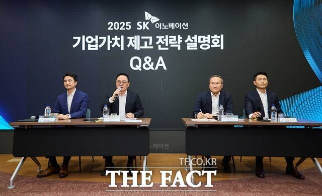 20일 SK이노베이션의 반기보고서에 따르면 박상규 사장은 지난 5월부터 월급 1억1700만원의 70%인 8100만원을 받고 있다. SK이노베이션 경영진이 7월30일 서울 종로구 SK서린빌딩 수펙스홀에서 열린 '2025 SK이노베이션 기업가치 제고 전략 설명회'에서 경영 현안과 관련해 소통하고 있다. /SK이노베이션