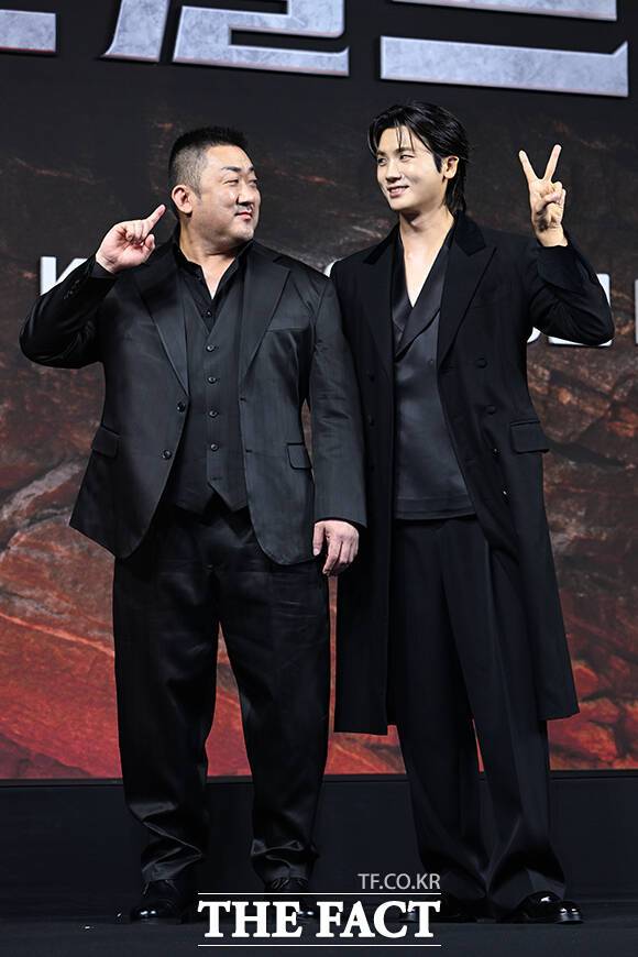 배우 마동석(왼쪽)과 박형식이 '트웰브'에서 선과 악으로 대립한다. /서예원 기자