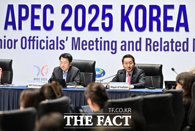 유정복 인천시장이 12일 송도컨벤시아에서 열린 'APEC(아시아태평양경제협력체) 여성경제회의(WEF)'에서 환영사를 하고 있다. /더팩트DB