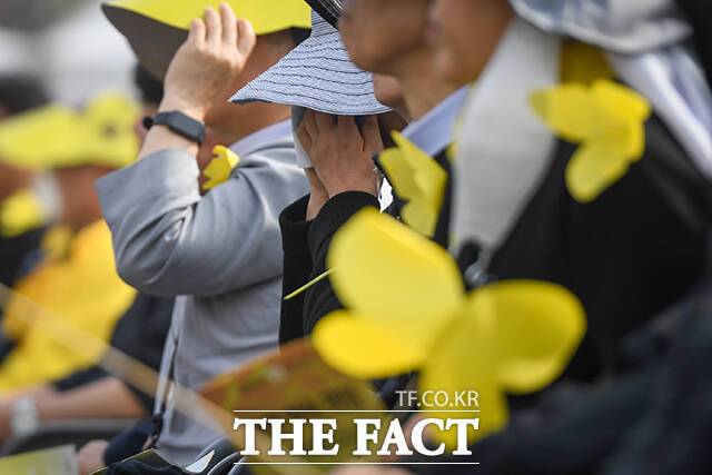4·16세월호참사가족협의회와 4월16일의약속국민연대(4·16연대) 등 단체는 20일 서울 서초구 서울중앙지법 정문 앞에서 '재판부의 항소심 판결 선고에 대한 입장 발표' 기자회견을 열었다. /더팩트 DB