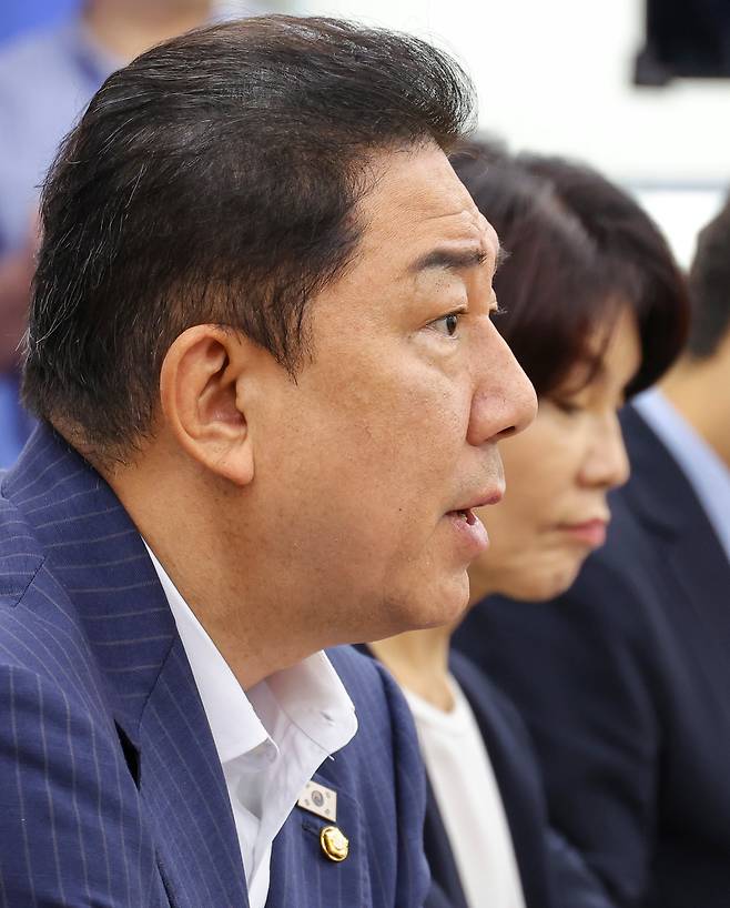 더불어민주당 김병기 원내대표가 19일 국회에서 열린 원내대책회의에서 8월 임시국회에서 처리를 추진할 법안에 대해 말하고 있다. /연합뉴스