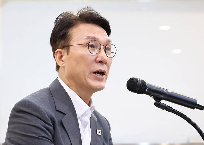 김민석 국무총리가 19일 서울 종로구 정부서울청사 별관에서 열린 출입기자단 간담회에서 질문에 답하고 있다./연합뉴스