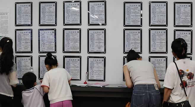 According to a survey of employment, vacancies, and labor demand at establishments for the first half of 2025, released by the Ministry of Employment and Labor on June. 26, 2025, as of April 1 the number of unfilled positions stood at 469,000, down 10.0% (52,000) from a year earlier. Accordingly, hiring plans for the second and third quarters of this year also fell 9.7% (51,000) to 470,000. The photo shows a job information board at the Seoul Western Employment Welfare Plus Center in Mapo District, on the same day./Yonhap
