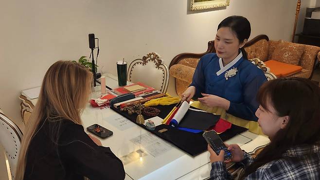 작년 9월, 서울 마포구의 한 무속 카페에서 러시아인 관광객이 무당에게 점을 보고 있다. /독자 제공