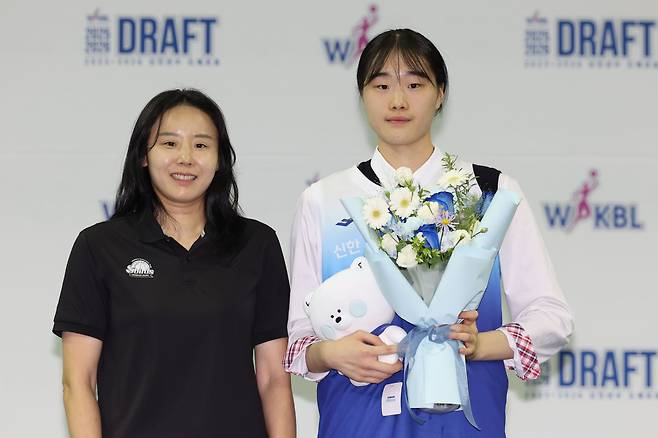20일 오후 경기 부천시 부천체육관에서 열린 여자프로농구(WKBL) 2025~2026 신인선수 드래프트에서 1라운드 1순위로 신한은행 에스버드에 지명된 수피아여고 이가현(오른쪽)이 최윤아 감독과 기념촬영을 하고 있다. /뉴시스