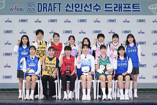 20일 오후 경기 부천시 부천체육관에서 열린 여자프로농구(WKBL) 2025~2026 신인선수 드래프트에서 선발된 14명 선수들. 왼쪽 위부터 시계방향으로 우리은행 최예원, KB스타즈 김민경, BNK썸 박지수, 신한은행 황현정, 정채련, 하나은행 이은서, 김연진, 삼성생명 한지민, 양혜은, 하나은행 황윤서, 신한은행 이가현, BNK썸 이원정, KB스타즈 고리미, 우리은행 최예원. /WKBL