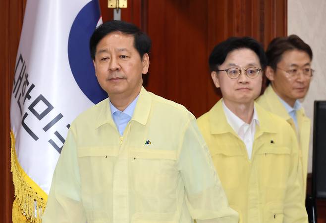 구윤철 부총리 겸 기획재정부 장관(왼쪽)과 김정관 산업통상자원부 장관(가운데)이 20일 서울 종로구 정부서울청사에서 열린 산업경쟁력강화 관계장관회의에 참석하고 있다./연합뉴스