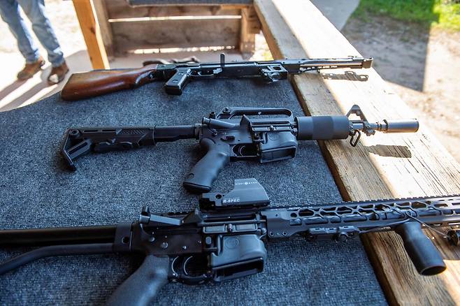 2025년 8월 2일, 뉴햄프셔주 리치필드에 있는 런던데리 낚시 및 사냥 클럽에서 열린 힐스버러 카운티 공화당 위원회의 연례 기관총 사격 행사에서 사람들이 쏘기를 기다리며 벤치에 놓여 있는 자동 무기들. /연합뉴스