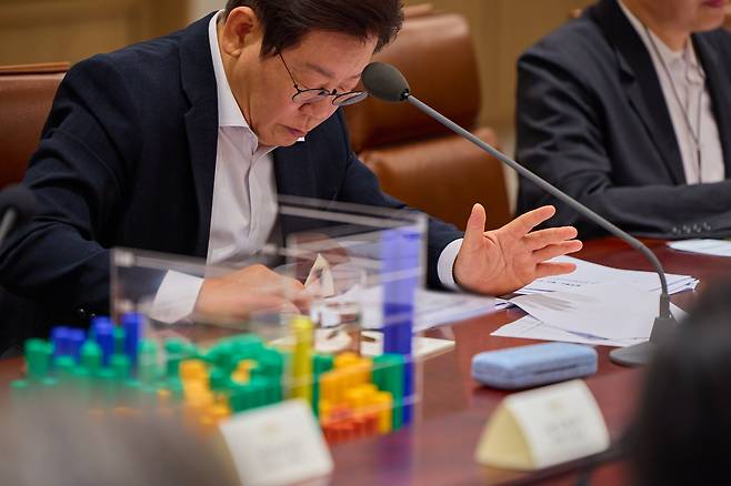 이재명 대통령이 지난 13일 서울 용산 대통령실 청사에서 열린 나라재정 절약 간담회에서 자료를 살펴보고 있다. /이재명 대통령 SNS