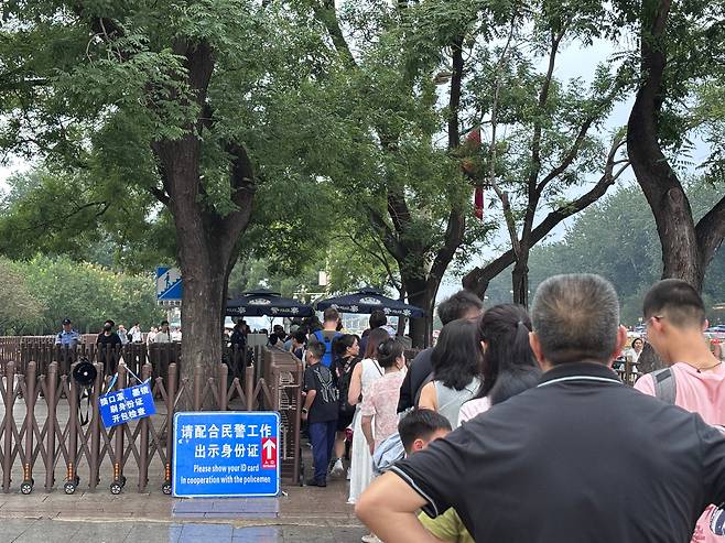 지난 19일 오후 톈안먼 인근 보행로가 가로막혀 있다. 이곳을 지나려면 공안의 신분 확인과 가방 검사를 통과해야 한다. /베이징=이은영 특파원