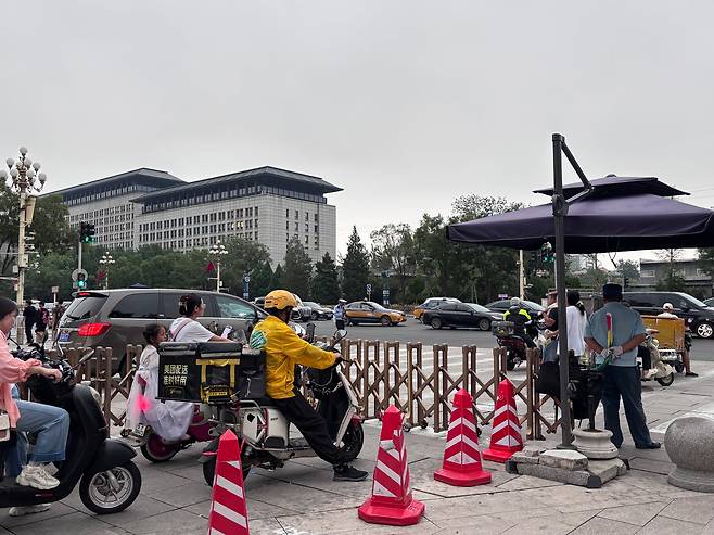 지난 19일 오후 왕푸징 거리. 톈안먼 방향으로 우회전하는 이륜차 도로가 통제되고 있다. 신호에 따라 공안이 바리케이트를 열어줘야 지날 수 있다. /베이징=이은영 특파원