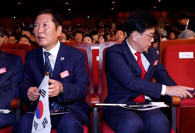 정청래 더불어민주당 대표와 송언석 국민의힘 비상대책위원장 겸 원내대표가 지난 15일 서울 세종문화회관에서 열린 80주년 광복절 경축식에 참석하고 있다. ⓒ연합뉴스