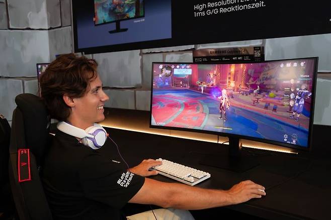 삼성전자 모델이 독일 쾰른에서 열린 '게임스컴 2025(Gamescom 2024)'에서 '오디세이 G7'을 소개하고 있다.ⓒ삼성전자