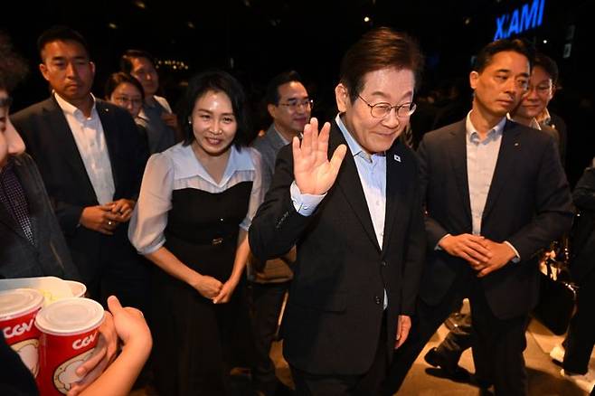 이재명 대통령과 김혜경 여사가 17일 서울 용산CGV에서 '독립군:끝나지 않은 전쟁' 관람 후 시민들과 인사하고 있다.ⓒ연합뉴스