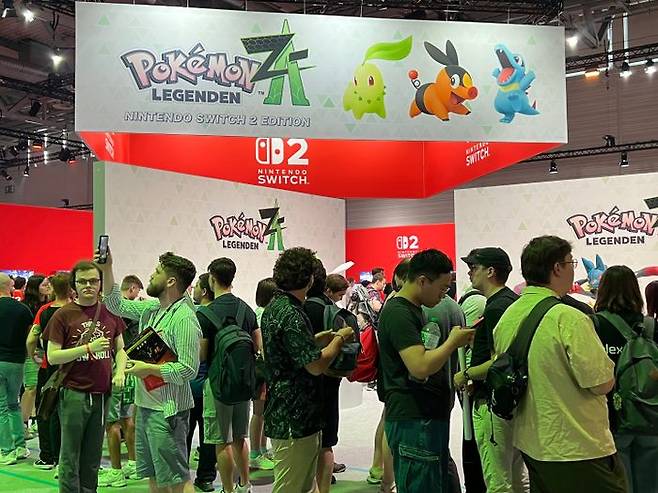 20일(현지시간) 독일 쾰른에서 개최된 '게임스컴 2025' 내 닌텐도 스위치 부스 전경. 관람객들이 닌텐도 스위치2 독점으로 출시된 포켓몬 레전드 Z-A를 체험하기 위해 대기하고 있다.ⓒ데일리안 이주은 기자