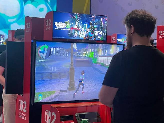 20일(현지시간) 독일 쾰른에서 개최된 '게임스컴 2025'에서 한 관람객이 신작 '포켓몬 레전드 Z-A'를 플레이하고 있다.ⓒ데일리안 이주은 기자