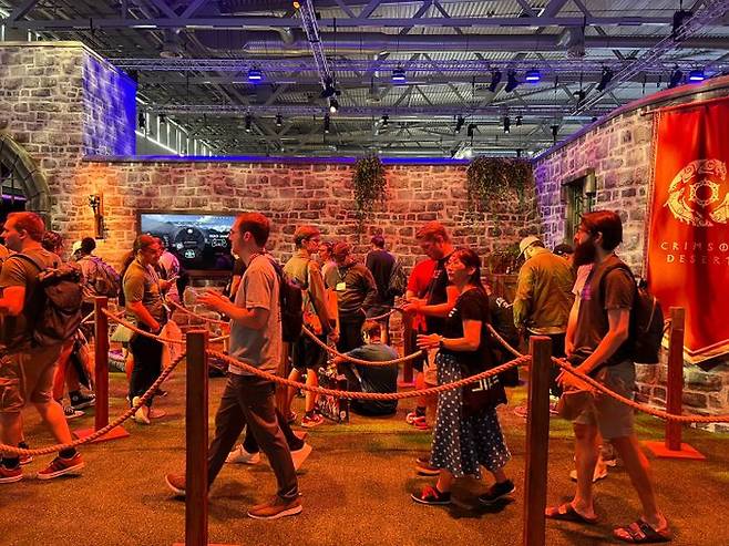 관람객들이 20일(현지시간) 독일 쾰른에서 개최된 '게임스컴 2025'에서 펄어비스 신작 '붉은사막'을 플레이하기 위해 입장하고 있다.ⓒ데일리안 이주은 기자