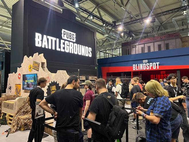 관람객들이 20일(현지시간) 독일 쾰른에서 개최된 '게임스컴 2025' 내 크래프톤 'PUBG: 배틀그라운드' 부스에서 참여형 콘텐츠를 즐기기 위해 기다리고 있다.ⓒ데일리안 이주은 기자