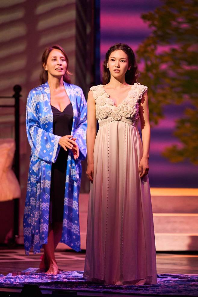 소피의 결혼식 전날, 추억을 떠올리며 ‘Slipping Through My Fingers’를 부르는 도나(최정원·왼쪽)와 소피(최태이).   신시컴퍼니 제공