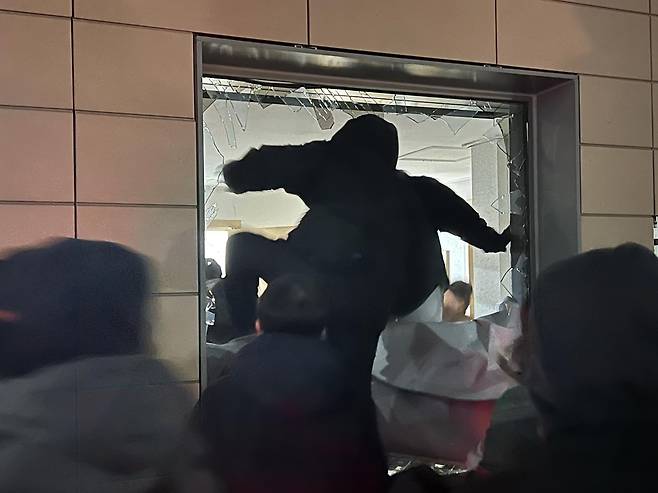 19일 새벽 윤석열 대통령에 대한 구속영장이 발부되자 서울 서부지법에 지지자들이 진입해 난동을 부리고 있다. 2025.1.19/뉴스1