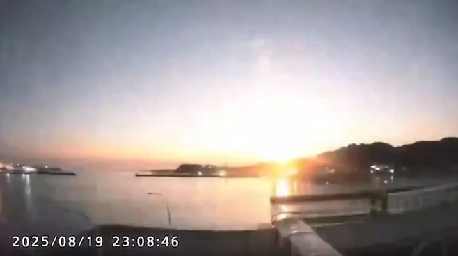19일 밤 일본 서일본 지역에서 대낮처럼 하늘을 밝히는 강력한 섬광이 관측됐다. 전문가들은 수십 cm급 소행성이 대기권에 진입해 발생한 ‘화구’ 현상으로 추정하며, 최종적으로는 다네가시마 인근 해상에 낙하했을 가능성이 크다고 밝혔다. (사진=스레드)