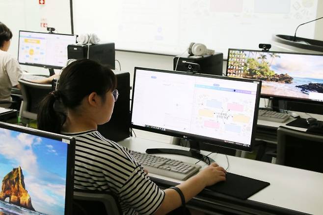 정하선 더샘물학교 1학년 학생이 과학동아AiR로 찾은 기후위기 대응 실천 방안을 디지털 디자인 도구인 ‘캔바’를 활용해 마인드맵으로 표현하고 있다. 동아사이언스 제공