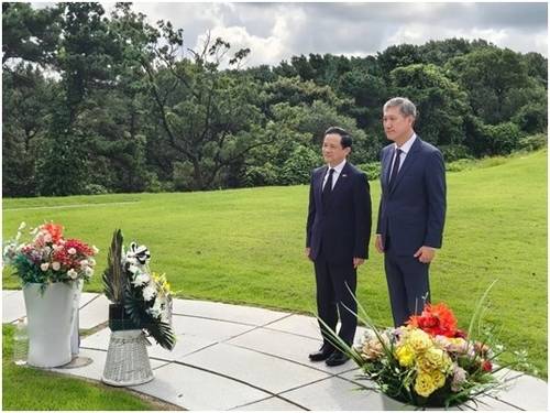 고(故) 노태우 전 대통령 묘역을 참배하는 다이빙(왼쪽) 주한중국대사와 노 전 대통령 아들 노재헌 동아시아문화센터 이사장. 주한중국대사관 위챗 캡처. 연합뉴스