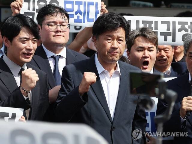 대장동 개발 민간업자 일당에게 금품을 받은 혐의로 항소심에서 실형을 선고받고 법정구속 된 후 보석으로 석방된 김용 전 민주연구원 부원장이 20일 경기도 화성시 마도면 화성직업훈련교도소 앞에서 참석자들의 구호를 듣고 있다. [연합뉴스]