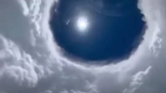 16일 미국 국립해양대기청(NOAA) 소속 제53기상정찰대대(허리케인 헌터스)가 촬영한 허리케인 에린의 눈 내부. 사진=허리케인 헌터스 엑스 캡처