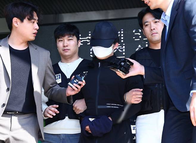 강남역 인근에서 여자친구를 흉기로 살해한 의대생 최모씨가 지난달 14일 서울 서초구 서초경찰서에서 서울중앙지검으로 송치되고 있다. 뉴시스