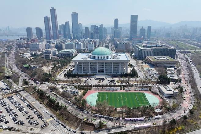 서울 영등포구 여의도에서 드론으로 촬영한 국회의사당 전경. 뉴스1