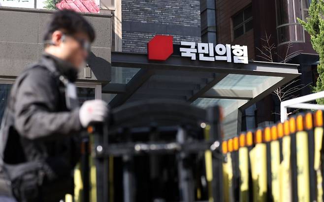 윤석열 전 대통령 파면 닷새째인 7일 서울 여의도 국민의힘 중앙당사 앞에서 경찰 관계자가 집회 등 안전에 대비해 바리게이트를 설치하고 있다. 사진=뉴시스화상