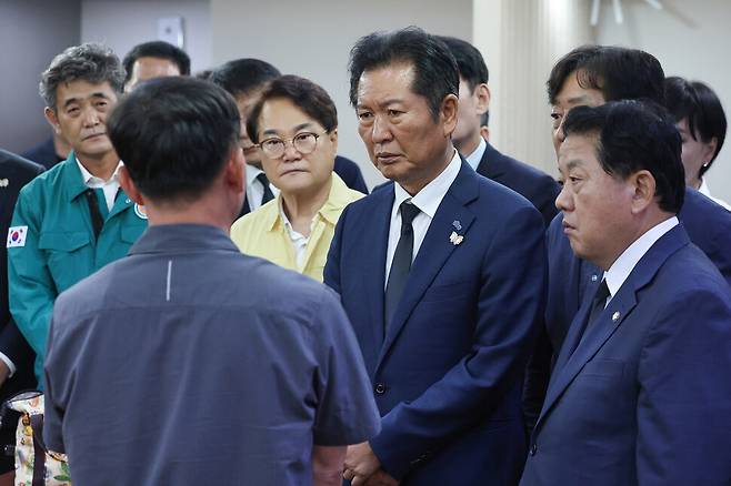 19일 정청래 더불어민주당 대표가 경북 청도군 청도대남병원에 장례식장에 마련된 무궁화호 열차사고 사망자 빈소를 찾아 유족을 위로하고 있다. 연합뉴스