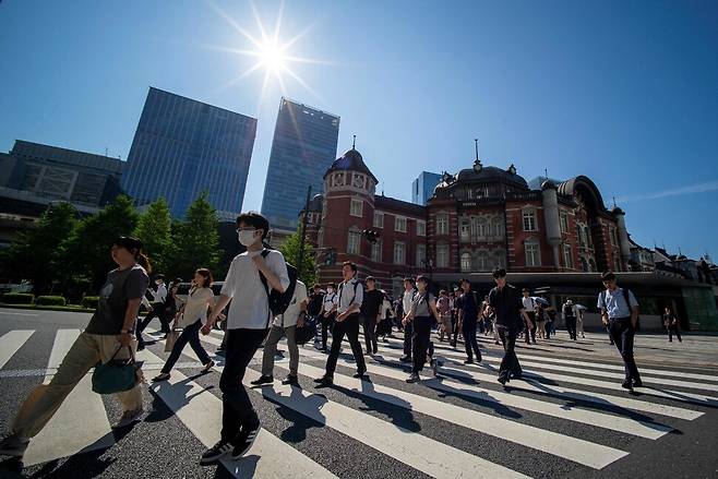 지난 15일 오전 일본 도쿄에서 출근하는 직장인들의 모습. AFP 연합뉴스