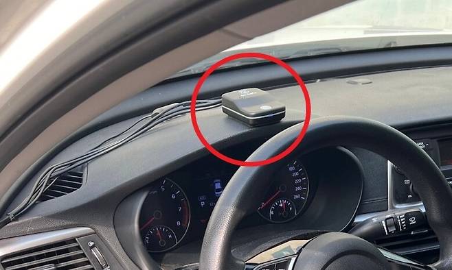 차량 보닛에 설치한 페달 오조작 방지 장치. 손바닥 반 만한 크기로, 설치하는 데 15~20분이 걸린다. 제작사 스카이오토넷 제공