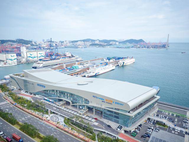 부산 동구 부산항국제여객터미널 전경. 올해 부산항에는 역대 가장 많은 211차례 크루즈 입항이 예정된 가운데, 내년에는 더욱 늘어 231차례 크루즈 방문 일정이 잡혀 있다. 부산항만공사 제공
