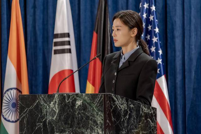 '북극성'은 유엔대사로서 국제적 명성을 쌓아온 문주(전지현)가 대통령 후보 피격 사건의 배후를 쫓는 가운데, 그를 지켜야만 하는 국적불명의 특수요원 산호(강동원)와 함께 한반도를 위협하는 거대한 진실을 마주하는 이야기를 담은 작품이다. 디즈니플러스 제공