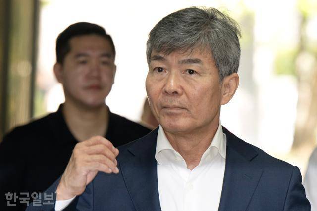 이종호 전 블랙펄인베스트 대표가 5일 서울 서초구 서울중앙지법에서 열린 영장실질심사(구속 전 피의자 심문)를 받기 위해 출석하고 있다. 박시몬 기자