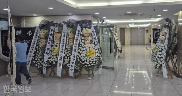 지난 19일 경북 청도군 청도대남병원 장례식장에 마련된 무궁화호 열차사고 사망자 빈소에 한문희 한국철도공사 사장 등이 보낸 화환이 놓여 있다. 청도=김정혜 기자