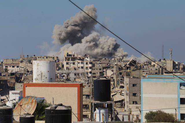 18일 이스라엘군의 공습을 받은 가자지구 가자시티에서 연기가 치솟고 있다. 가자시티=AP 뉴시스