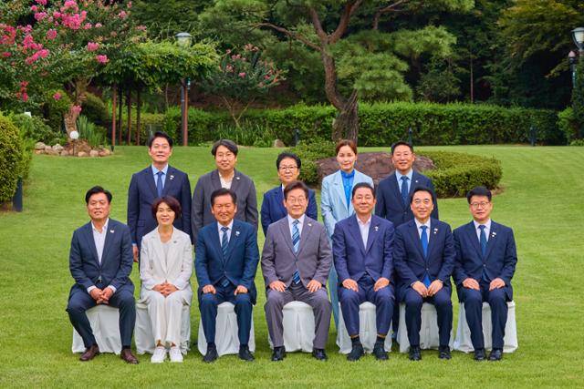 이재명 대통령이 20일 서울 용산구 한남동 대통령 관저에서 열린 더불어민주당 신임 지도부와의 만찬에서 기념사진을 찍고 있다. 이날 만찬에는 정청래 신임 당대표, 김병기 원내대표, 조승래 사무총장, 한정애 정책위의장, 김병주·이언주·전현희·한준호·황명선 최고위원 등이 참석했다.대통령실 제공