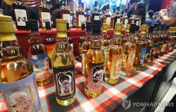 지난달 서울 강남구 코엑스에서 열린 2025 서울바앤스피릿쇼에서 관람객들이 다양한 주류를 시음하고 있다. [사진=연합뉴스]